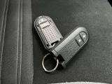 付いてて便利!とても人気の高い装備のスマートキーシステム。キーを携帯しているだけで、ドアロックの開閉並びにエンジンの始動が可能な装備です。