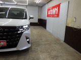 当店では専任のメカニックが大切なお客様のお車を一台一台丁寧に整備いたします。自社認証工場にてリフトアップし下回りまでキッチリ検査いたします。