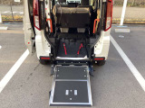 後席の背もたれを倒すと大きく車いすの乗降スペースがございます。