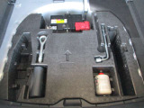 e-POWER専用バッテリーが設置されています。出先でも緊急時のパンクに対応できるパンク修理キットがあります。