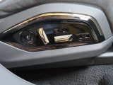 12ウェイ電動調整式フロントシート。シートヒーターやベンチレーションのほかマッサージ機能も備え、ドライバーの負担を軽減します。