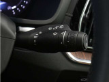 雨滴を自動感知して展開量を自動調整するレインセンスワイパーも標準搭載。突然のゲリラ豪雨や霧雨の続く中でのトンネル連続通過など、騒がしく手を動かす必要はもうありません。