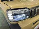 白く明るい光で夜間走行をサポートするLEDヘッドランプを搭載