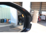 【ブラインドスポットインフォメーション】  走行中、ドアミラーの死角になりやすい箇所に後続車が接近すると、サイドミラーレンズに警告表示し、ドライバーに注意喚起をしてくれます。