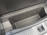 荷室下には、小さな収納もあります。