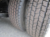 2t フルフラットロー 4WD 5MT 車両総重量4,615kg スタッドレスタイヤ