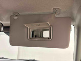 ちょっとした身だしなみチェックができるバニティミラー付きサンバイザー(運転席・助手席)が付いてます。運転席側にはチケットフォルダー付き。