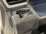 回転式カップホルダー(助手席)も角型パック,ペットボトルなどの丸型に対応。閉じればスマートフォン立てにも使用できます。