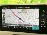 鮮明な地図表示で、安全運転をサポート。周辺の施設情報も確認でき、お出かけの計画が立てやすくなっています。