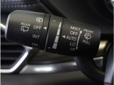 【オートワイパー機能】レバーをAUTOの位置にしているとき、レインセンサーが雨を感知すると、雨量に応じて、ワイパーが自動で作動します。