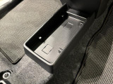 ティッシュ箱もぴったり収まるセンターフロアトレイ