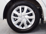 ホイールは車のデザインにマッチした専用タイプです。