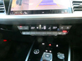 【運転席操作部】3ゾーン(運転席・助手席・後部座席)オートマチックエアコンディショナー