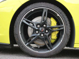 MICHELIN PILOTSPORT フロント245/35R19 リア305/30R20のタイヤを装備しております。