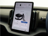 ステアリングホイールの右側にあるボタンを使用して、ドアミラーの位置を調節できます。