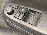 電動パワーウインドウを装備。