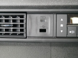【コネクタ】USB充電用端子が備わっています。