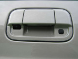 バックドアのドアノブ横には、カメラが装着されています。例えばバック駐車をする際、ここの映像がナビゲーションの画面に映し出されるので、モニターで後方を確認できるのです。