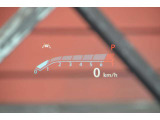運転席前面ガラスのヘッドアップディスプレイに車両の情報を表示致しますので、目線の移動が少なく運転に集中出来ます。