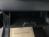 【グローボックス】助手席の前にあるグローボックスです。小物の収納に便利です。