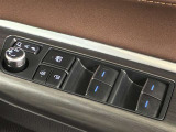 格納式リモコンドアミラーと、パワーウィンドウマスタースイッチです。車内の換気も運転席から簡単に行えます。