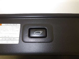 電動式バックドアです。 荷物を持ったままでもボタン一つで自動的に開け閉めできるので便利ですよ。 挟み込み防止機能も付いていますのでお子様の手や荷物を挟み込むのを防いでくれますよ。