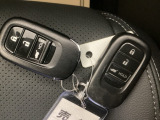 スマートキーをポケットやバッグに入れたままで、キーを差し込むことなくボタンを押すだけでエンジンが始動します。
