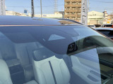 フロントガラス上部に配置された先進運転支援システムの「目」となるセンサー群。マツダの安全技術「i-ACTIVSENSE」の中核として、事故の未然防止や運転支援に貢献。安心で快適なドライブを支える頼もしい存在です。