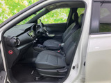 運転席からの視界が広く、安全で快適なドライビングをサポートします。操作しやすい位置にスイッチ類が配置され、細部にもこだわりが光ります。