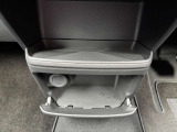 運転席と助手席の間に小物置きがあります(^^)/ 電源ソケットもあるのでドライブ中のスマホ充電もバッチリ☆