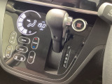 インパネシフトを採用しているので、前席の足元も広々としています。運転席と助手席の行き来もスムーズです!