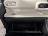 収納スペースになります!車検証入れなども入ります♪