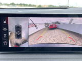 フロント・左右・リヤに配置された4つの高解像度カメラからの映像をタッチスクリーンに360度周囲画像として表示。移動方向をグリッド表示することで狭い場所での駐車や操縦をサポートします。