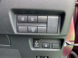 両側電動スライドドアは運転席からも開閉可能でハンドルヒーターもついてます(^^)/