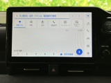 見やすい地図表示で、運転中の情報収集も安心。スムーズなルート案内で、目的地までストレスなく到着できます。