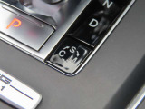 シフトレバー付近に走行モード変更スイッチがあります。(Sport、Comfort、Manual)