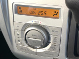 【オートエアコン】一度お好みの温度に設定すれば、車内の温度を検知し風量や温度を自動で調整。暑い&hellip;寒い&hellip;と何度もスイッチ操作をする必要はありません。快適な車内空間には必須の機能ですね♪