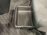靴などが収納できる便利な助手席シートアンダートレイが付いてます