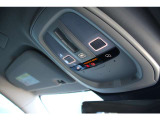 運転席のルーフには室内照明だけでなくSOSの通報ボタンが装備されています 事故の際にはワンプッシュでレスキューと通話が可能です。