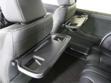 ◆シートバックテーブル◆フロントシートの背面に後席用のテーブルがついています。小物が置けて!カップホルダーもあります、ドライブ中や休憩時にも便利なテーブルです。