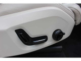 運転席、助手席にはパワーシートが付いており、細かいポジショニングやメモリーが可能です。様々なドライビングポジションを設定することができます。