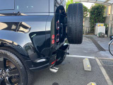 先代ディフェンダーのモチーフが随所にちりばめられています。