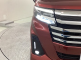 LEDヘッドライトです。蛍光灯のような明るさが特徴で広い範囲を明るく照らしてくれます。光量が大きいので暗い場所での視認性が上がります。また寿命が長く、消費電力も少ないので経済的です。