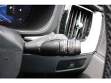 ワイパーレバーには、オートワイパーとリアワイパーのスイッチが付いています。運転に集中できるオートワイパーは、降雨量でワイパースピードが変化します。