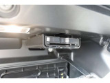 ETC車載器を標準装備。カードリーダーはグローブボックス内に取り付けられています。