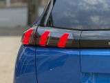 テールランプはライオンの爪あとをイメージさせるデザインです。LEDのコンビネーションランプで、おしゃれさを演出いたします。