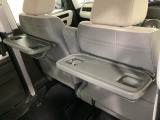 運転席・助手席の背もたれには、2列目シート用にカップホルダー付きの「格納式のシートバックテーブル」を装備しています。休憩時のちょっとした時間などカップを置いたり、小物置きに使えて便利です。