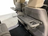 運転席・助手席の背もたれには、2列目シート用にカップホルダー付きの「格納式のシートバックテーブル」を装備しています。休憩時のちょっとした時間などカップを置いたり、小物置きに使えて便利です。