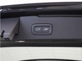 テールゲートには、ハンズフリー・オープニング/クロージング機構も搭載しています。両手に荷物を抱えていてもそのままで、リアバンパーの下で足を動かすだけでパワーテールゲートが自動的に開閉します。