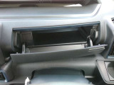 車検証やティッシュ箱を収納出来ます。